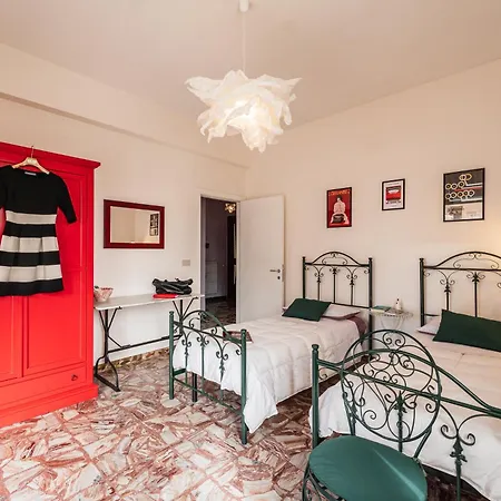 Casa Fuori Casa - Aria Condizionata, Parcheggio Auto, Garage Moto *