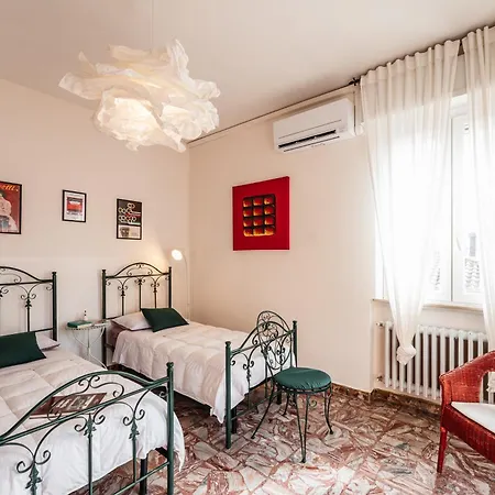 Bed & Breakfast Casa Fuori Casa - Aria Condizionata, Parcheggio Auto, Garage Moto 3*