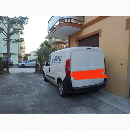 Casa Fuori Casa - Aria Condizionata, Parcheggio Auto, Garage Moto Nocleg ze śniadaniem