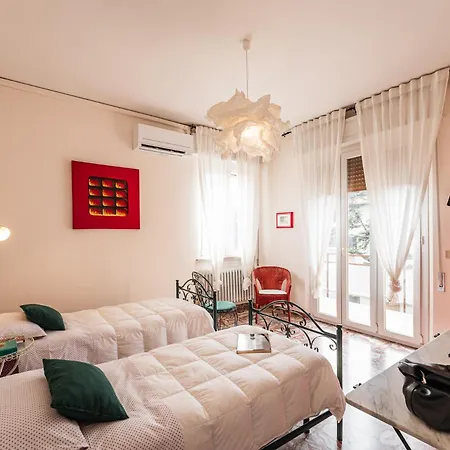 Nocleg ze śniadaniem Casa Fuori Casa - Aria Condizionata, Parcheggio Auto, Garage Moto